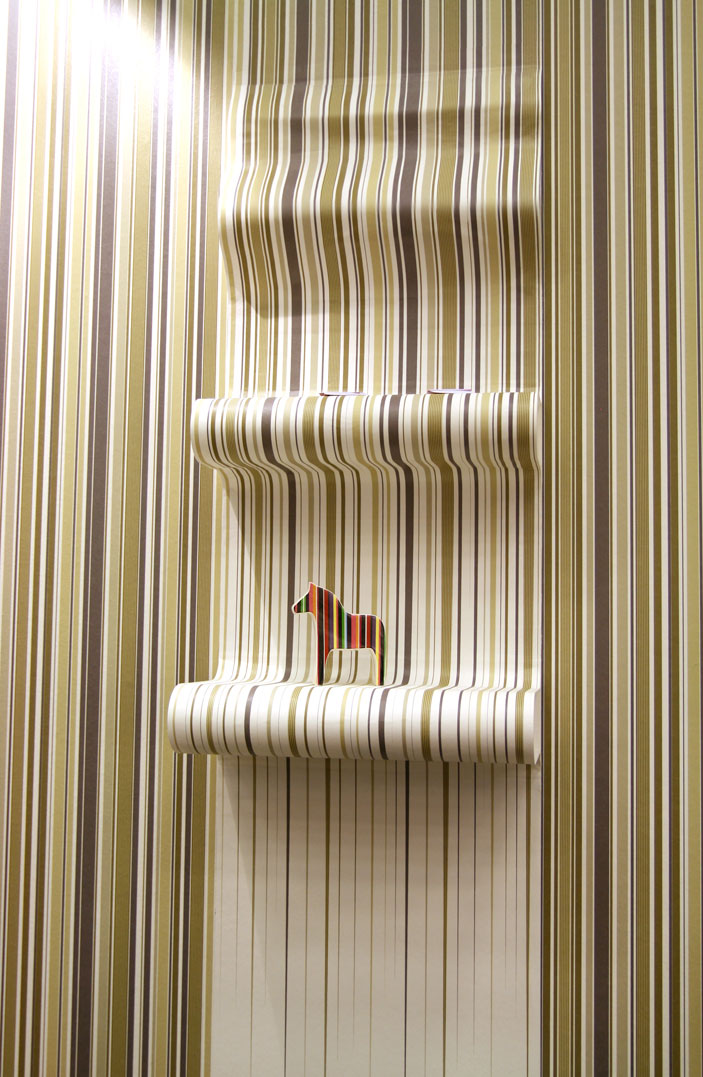 Lined white wallpaper with inbuilt shelves